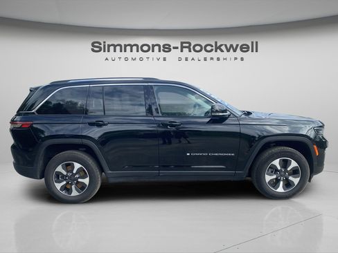 Used 2023 Jeep Grand Cherokee BASE image 4