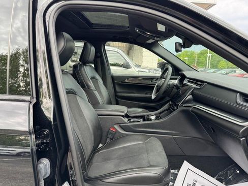 Used 2023 Jeep Grand Cherokee Altitude AWD/4WD image 16