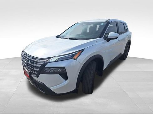 Certified 2026 Nissan Rogue SV FWD image 3