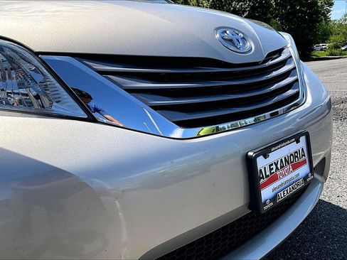 Used 2017 Toyota Sienna XLE FWD image 30