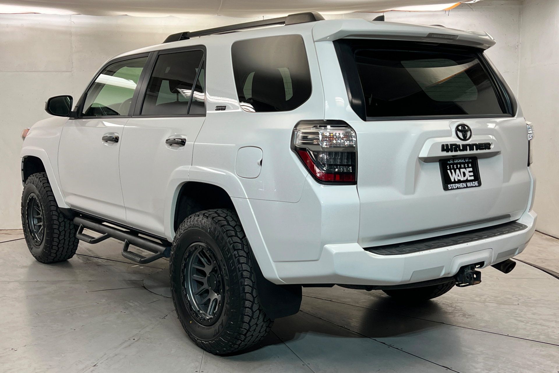 Used 2018 Toyota 4Runner SR5 AWD/4WD image 3