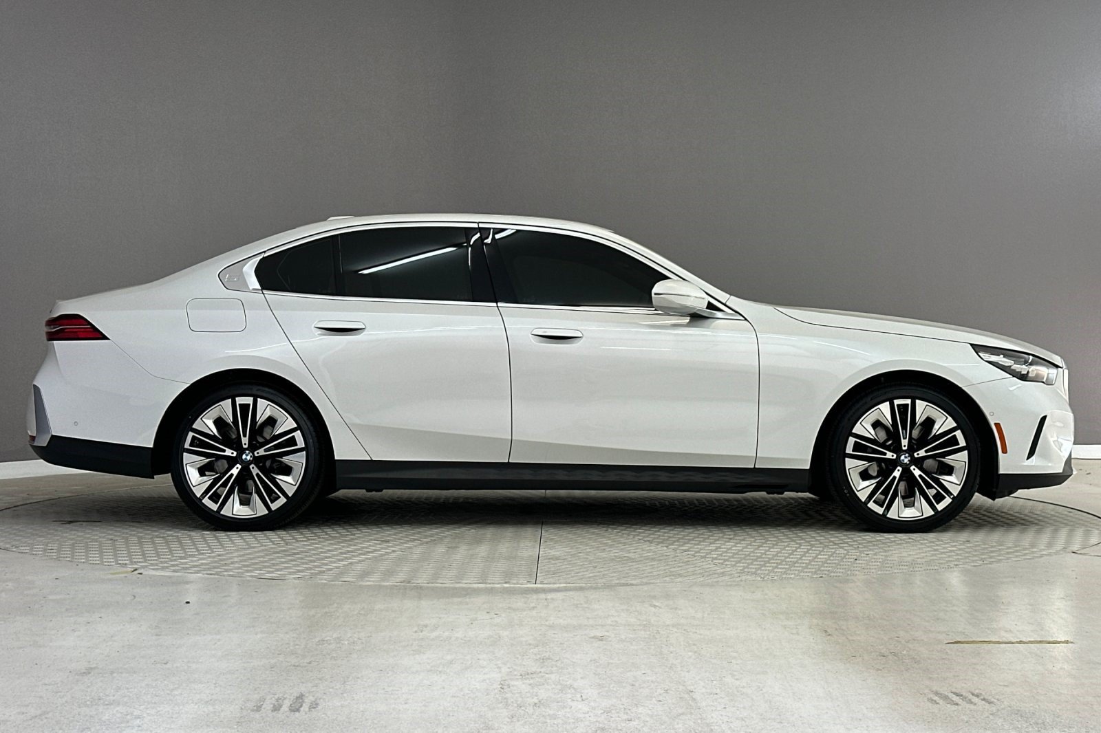 Certified 2024 BMW 530i w/ Convenience Package RWD image 7