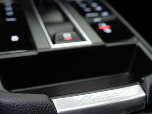 Certified 2025 Porsche Macan AWD/4WD image 19