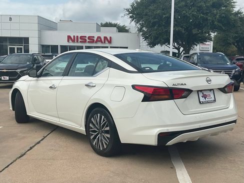 Used 2025 Nissan Altima 2.5 SV FWD image 6