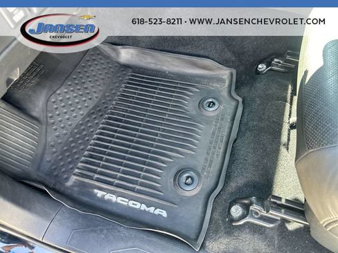 Used 2017 Toyota Tacoma TRD Sport AWD/4WD image 34