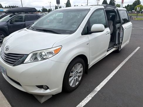 Used 2017 Toyota Sienna XLE AWD/4WD image 5