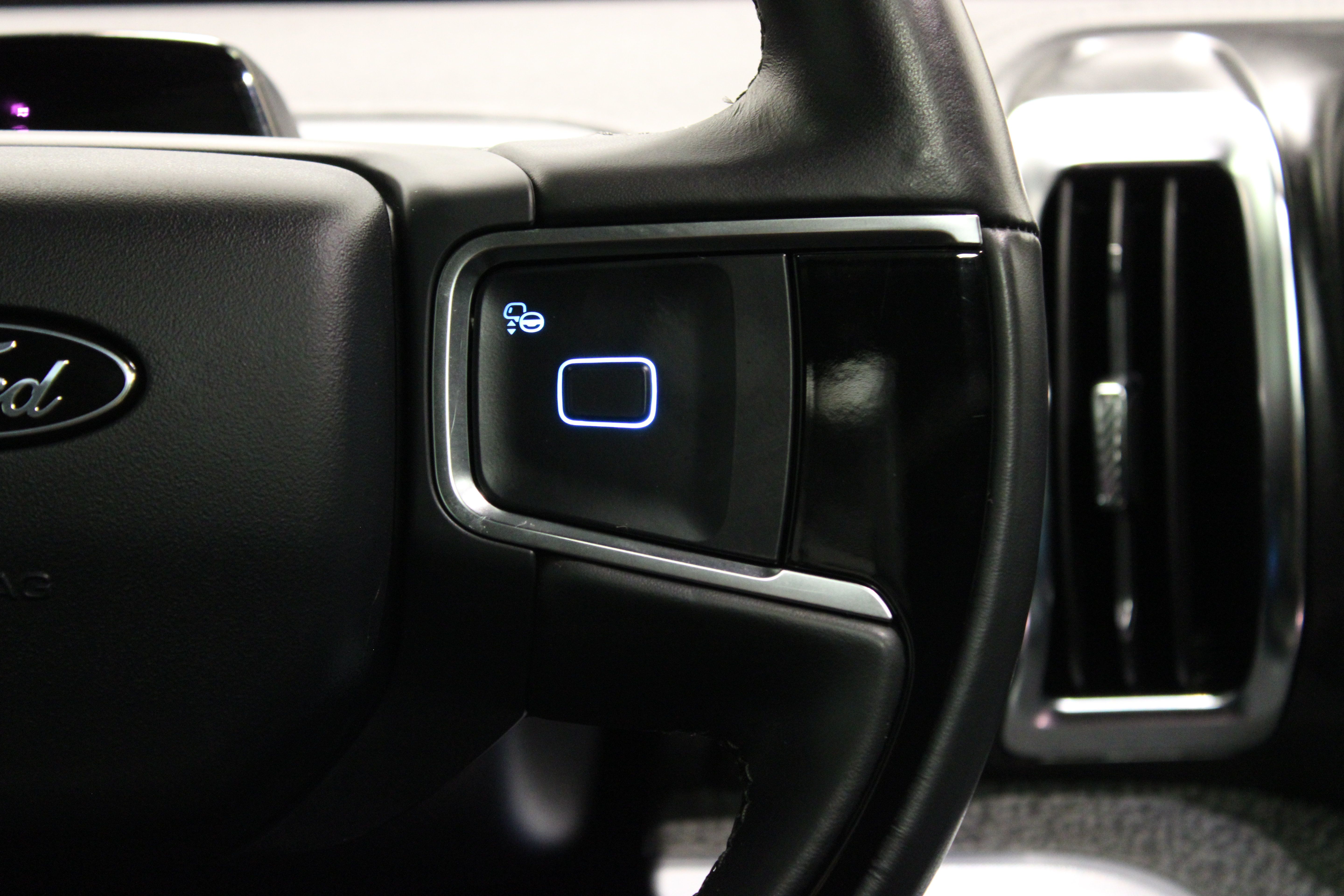Used 2025 Ford Expedition Tremor AWD/4WD image 28