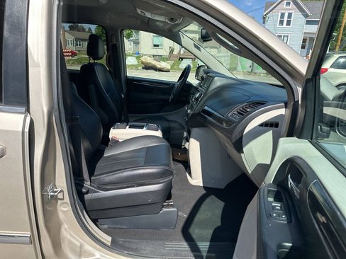 Used 2015 Chrysler Town & Country Touring FWD image 13