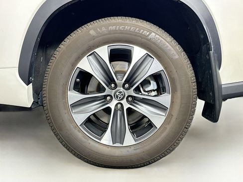 Used 2021 Toyota Highlander XLE AWD/4WD image 11