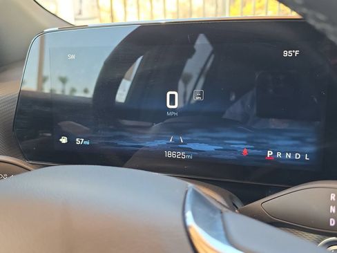 Used 2025 Chevrolet Equinox LT FWD image 12