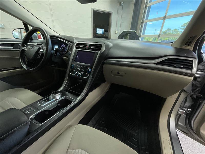 Used 2020 Ford Fusion SE FWD image 32