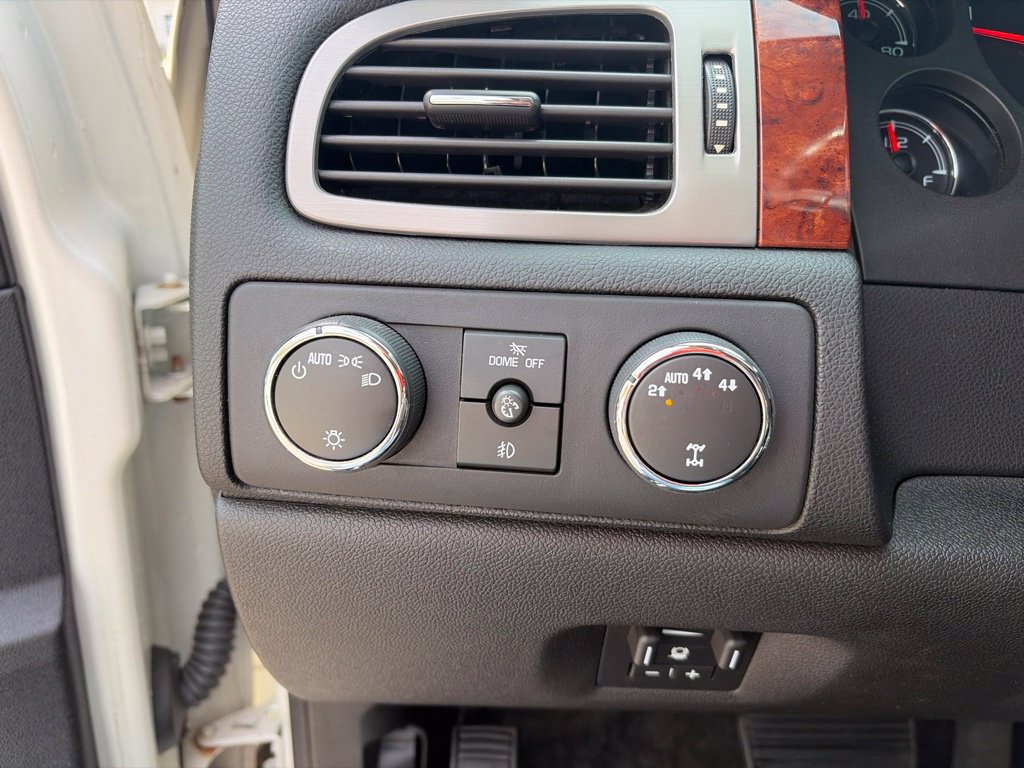 Used 2013 Chevrolet Avalanche LTZ AWD/4WD image 25