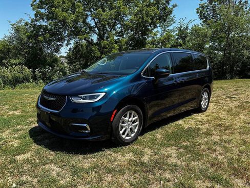 Used 2023 Chrysler Pacifica Touring-L FWD image 1