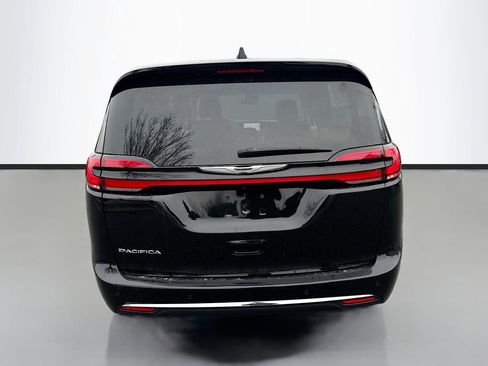 Used 2024 Chrysler Pacifica Touring-L image 8