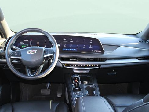 Used 2025 Cadillac XT4 Premium Luxury image 14