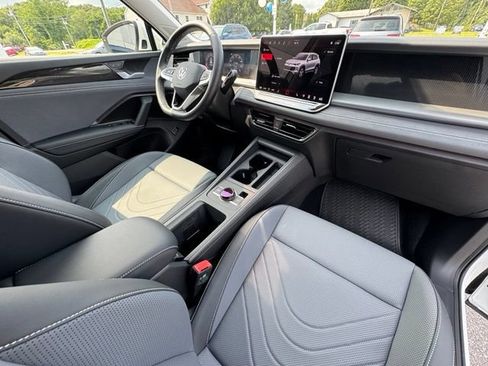 Certified 2025 Volkswagen Tiguan SE AWD/4WD image 23