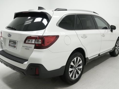 Used 2018 Subaru Outback 3.6R Touring w/ Popular Package #3 AWD/4WD image 4