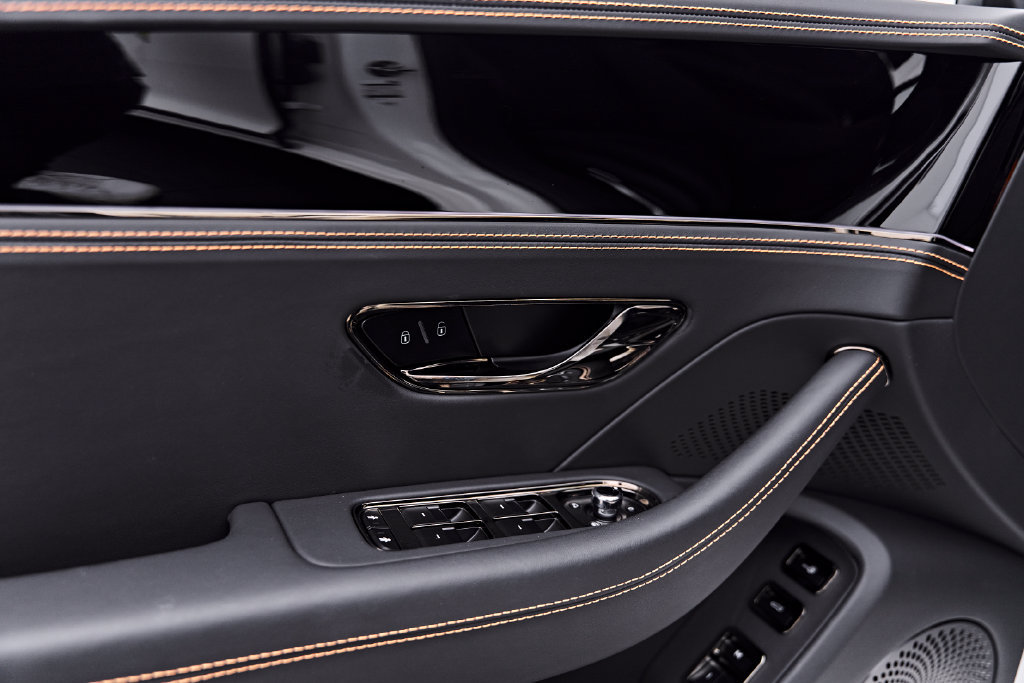 Used 2025 Bentley Flying Spur Plug-In Hybrid AWD/4WD image 32