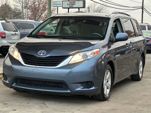 Used 2014 Toyota Sienna LE image 3