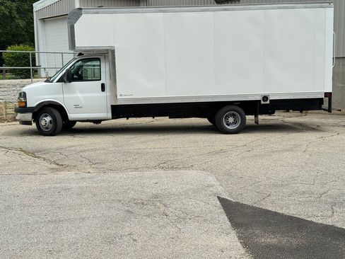 New 2026 Chevrolet Express 4500 w/ Power Convenience Package RWD image 5
