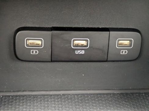 Used 2023 Kia Carnival LX image 24