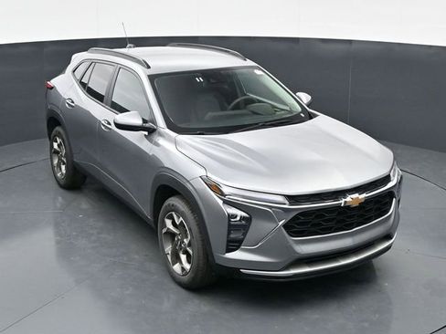 Used 2025 Chevrolet Trax LT FWD image 25