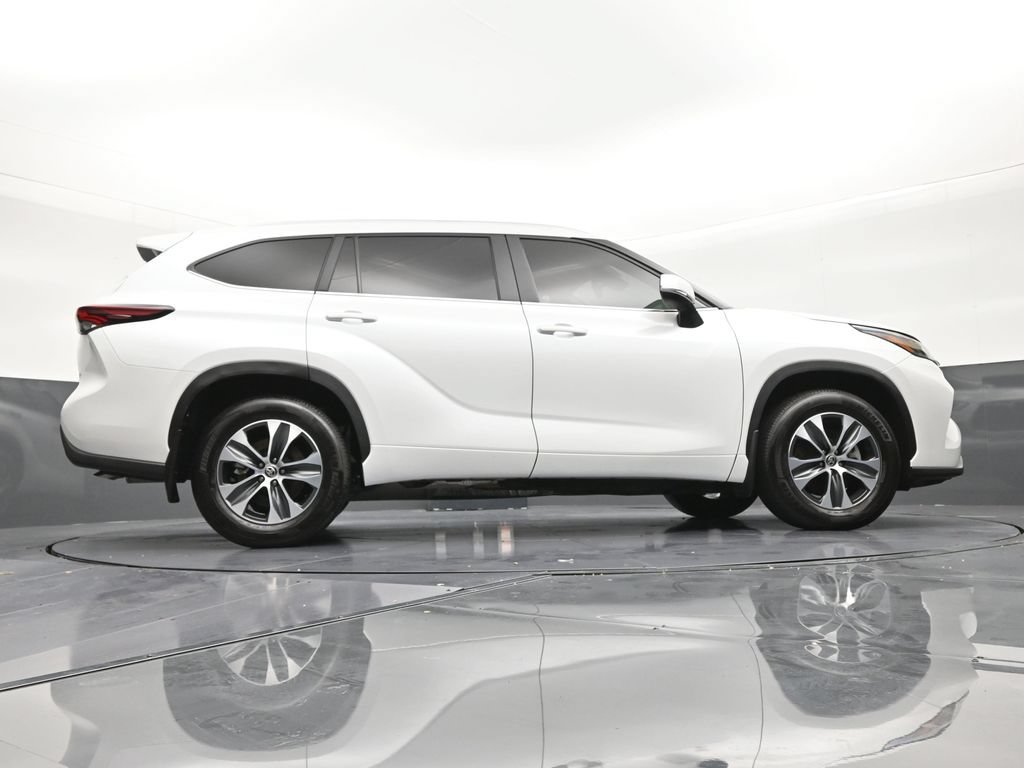 Used 2025 Toyota Highlander XLE FWD image 26