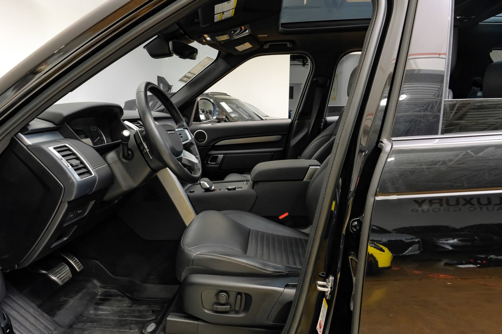Used 2023 Land Rover Discovery S R-Dynamic AWD/4WD image 4