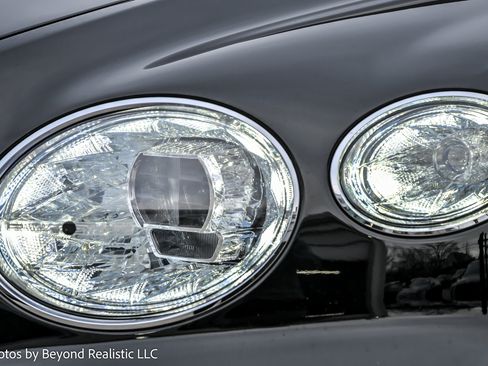 Used 2023 Bentley Bentayga Plug-In Hybrid image 6