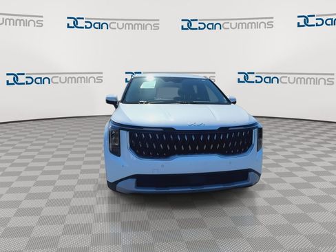 Used 2025 Kia Carnival image 3