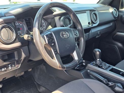 Used 2019 Toyota Tacoma TRD Off-Road w/ Technology Package AWD/4WD image 13