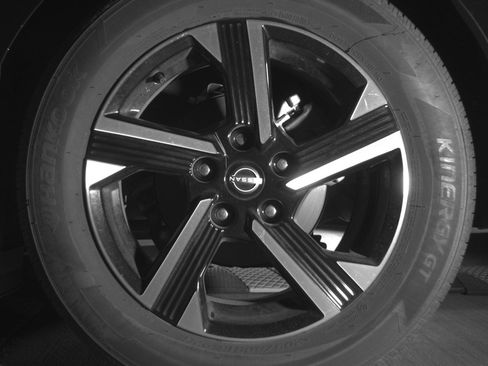 Used 2025 Nissan Sentra SV FWD image 14