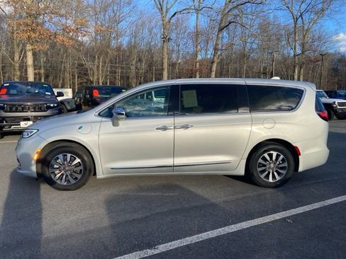 Used 2022 Chrysler Pacifica Limited FWD image 3