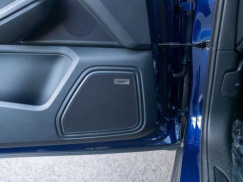 Certified 2025 Porsche Macan AWD/4WD image 19
