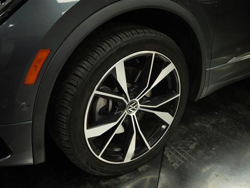 Used 2022 Volkswagen Tiguan SEL R-Line AWD/4WD image 4
