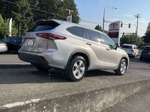 Used 2022 Toyota Highlander LE AWD/4WD image 7