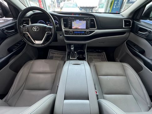Used 2019 Toyota Highlander XLE AWD/4WD image 31