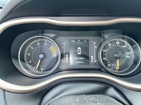 Used 2016 Jeep Cherokee Latitude w/ Comfort/Convenience Group AWD/4WD image 9