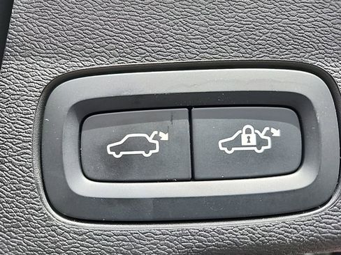 Used 2021 Volvo XC60 T5 Momentum w/ Climate Package image 18