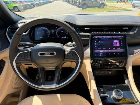 Used 2025 Jeep Grand Cherokee Limited w/ Black Appearance Package image 14