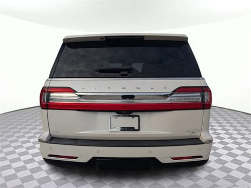 Used 2018 Lincoln Navigator Select image 5