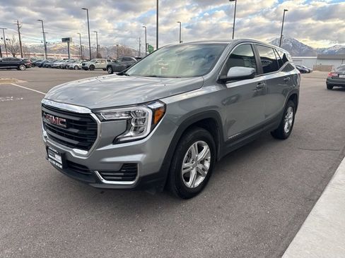 Used 2024 GMC Terrain SLE image 3