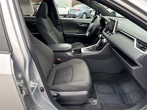 Used 2023 Toyota RAV4 SE image 9
