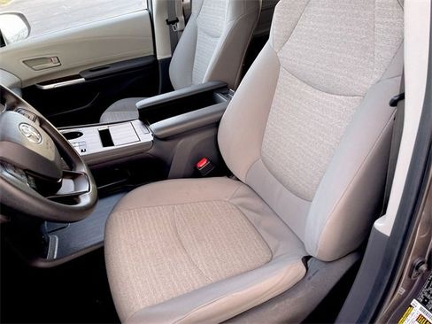 Used 2024 Toyota Sienna LE image 11