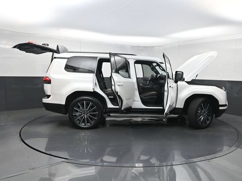 Used 2024 Lexus GX 550 w/ Accessory Package (2T) AWD/4WD image 39