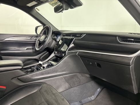 Used 2023 Jeep Grand Cherokee L Laredo image 33