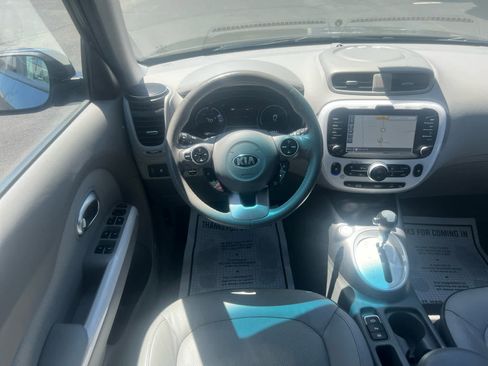 Used 2019 Kia Soul EV + image 2