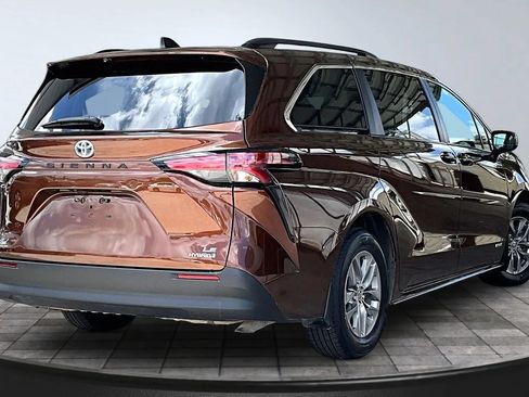 Used 2021 Toyota Sienna LE FWD image 6