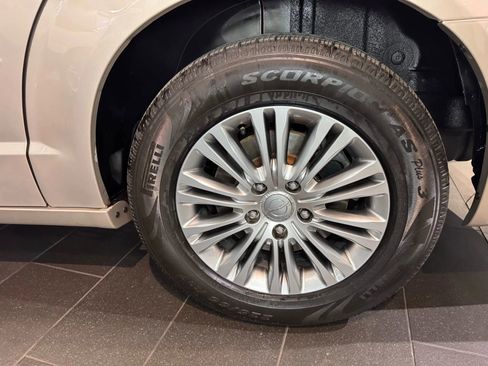 Used 2014 Chrysler Town & Country Touring-L w/ Driver Convenience Group image 39