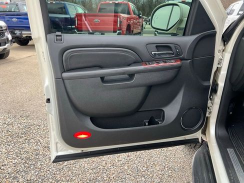 Used 2010 Cadillac Escalade Luxury image 12